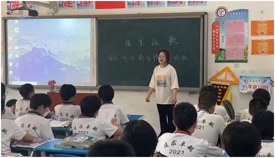 19在课堂上为学生讲授歌曲《强军战歌》.png