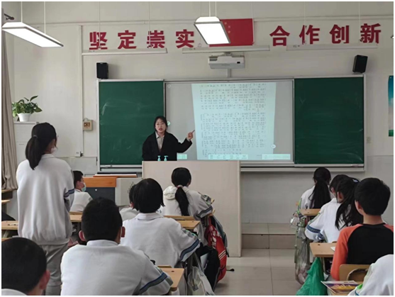 11指导学生演唱《团结就是力量》.png